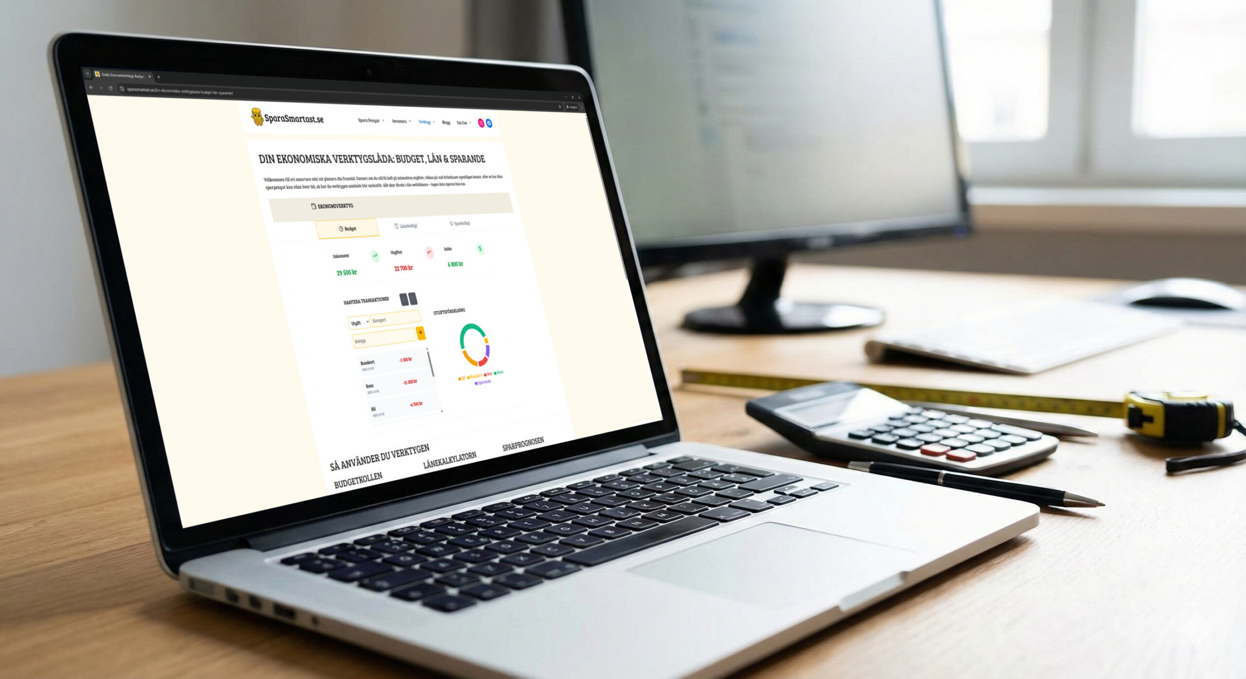 Laptop med ekonomiska grafer bredvid fysiska verktyg, illustrerar en digital ekonomisk verktygslåda.